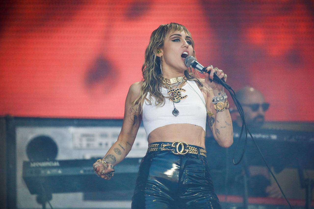 Miley Cyrus bác bỏ tin đồn ngoại tình dẫn đến ly dị