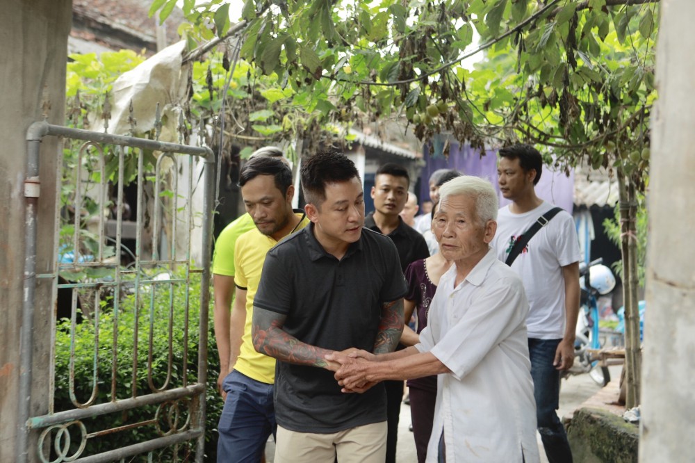 Ca sĩ Tuấn Hưng quy&ecirc;n tiền gi&uacute;p gia đ&igrave;nh nữ cổ động vi&ecirc;n b&oacute;ng đ&aacute; vừa qua đời - Ảnh 3.