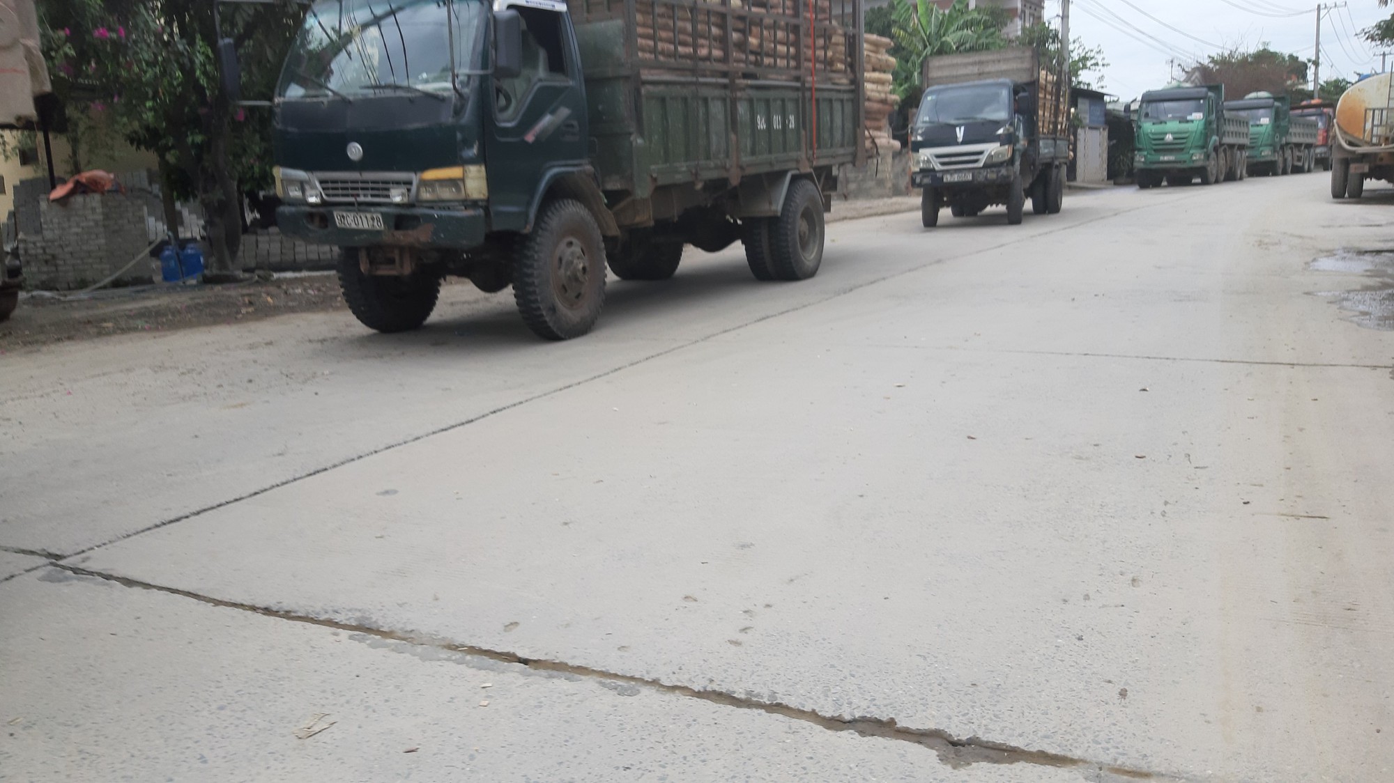 Kh&ocirc;ng thi c&ocirc;ng mương tho&aacute;t nước, người d&acirc;n chặn xe tải phản đối &ocirc; nhiễm - Ảnh 4.