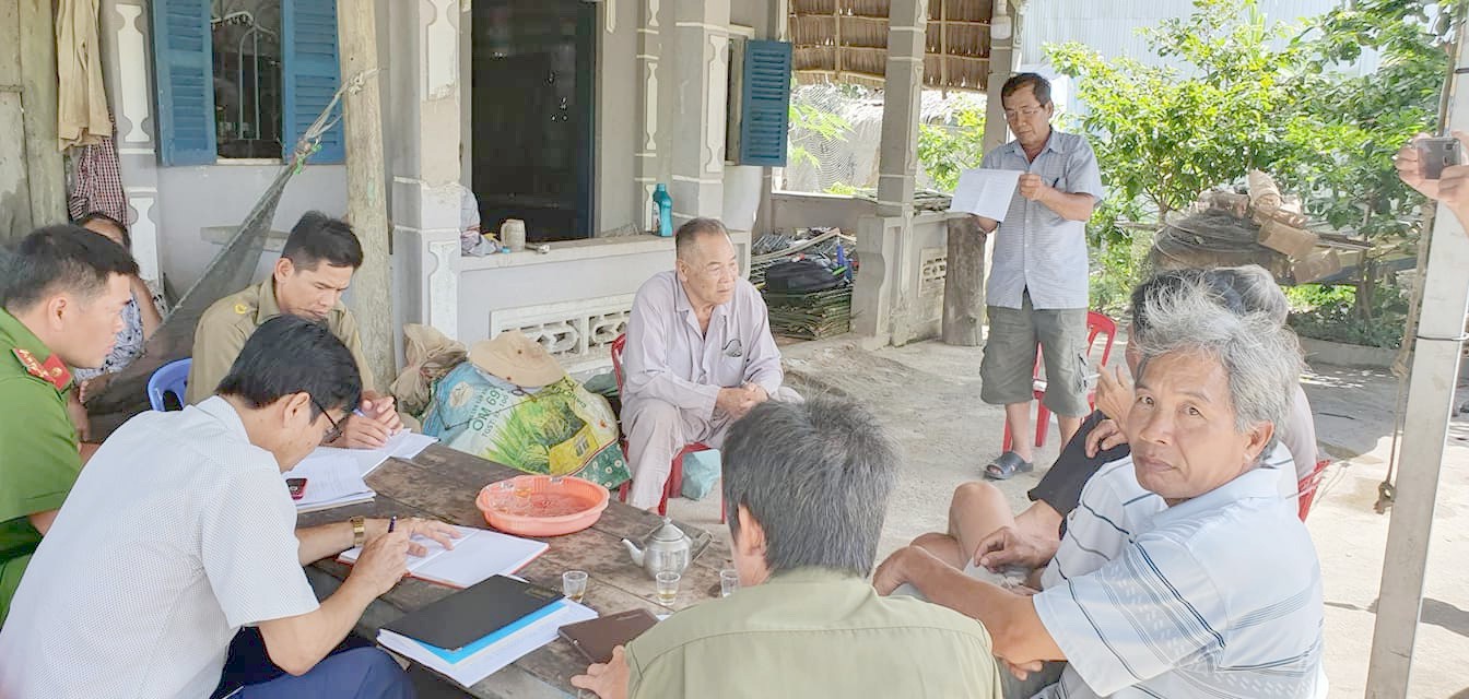 Dựng chuyện "bị bọn bắt cóc" đổ dầu gió vào mắt để trốn nợ