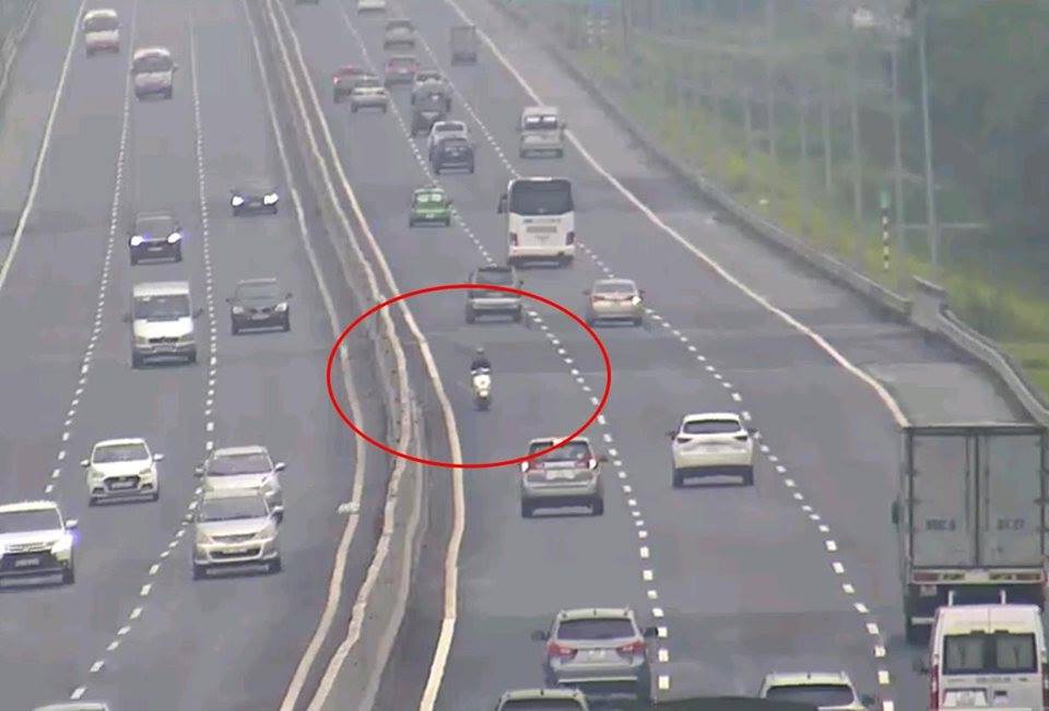 Clip: Nam thanh ni&ecirc;n ph&oacute;ng xe m&aacute;y ngược chiều tại l&agrave;n 120 km/giờ tr&ecirc;n cao tốc H&agrave; Nội-Hải Ph&ograve;ng - Ảnh 2.