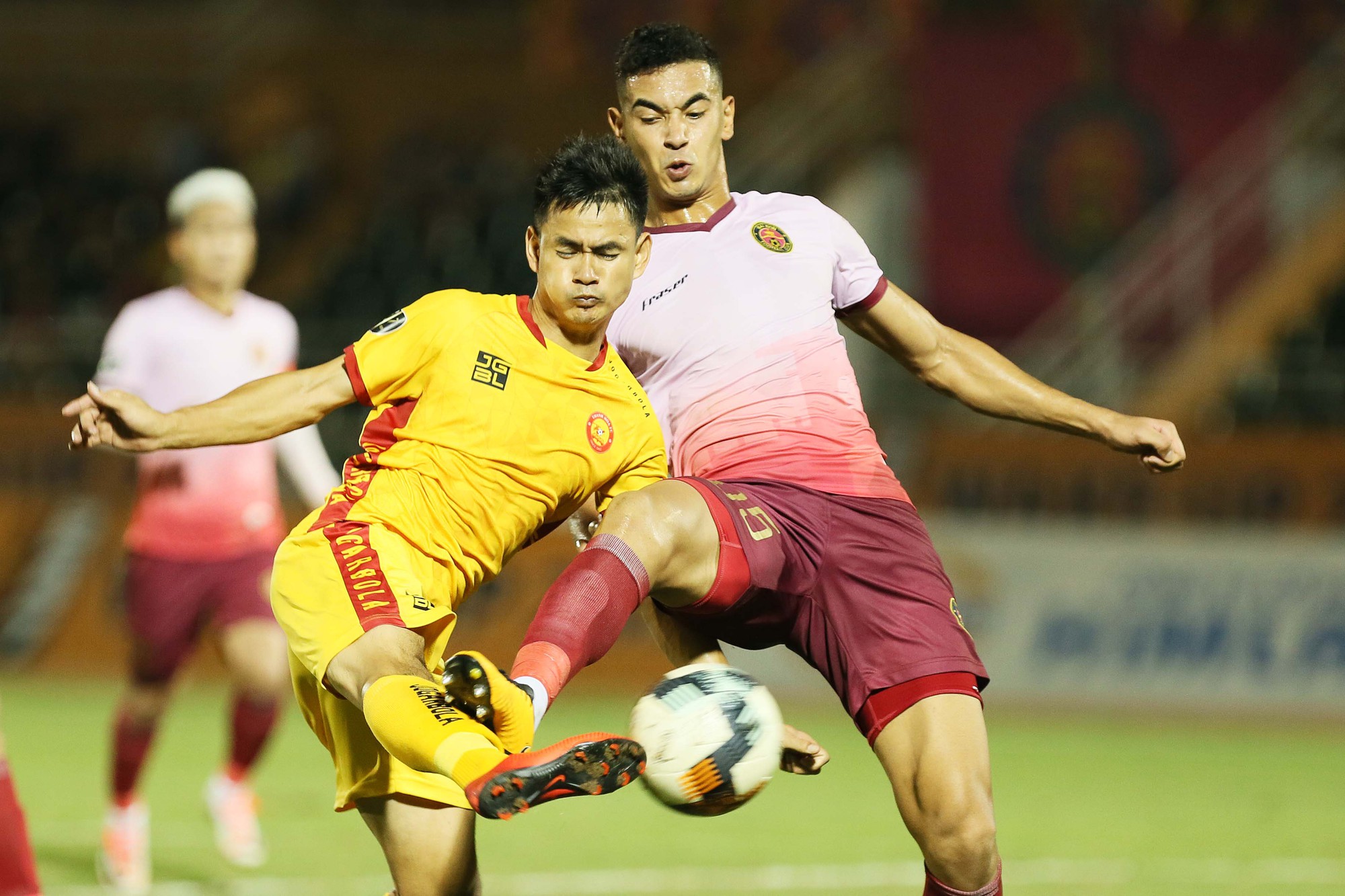 Cầu thủ Thanh Ho&aacute; kh&oacute;c nức nở sau trận thua S&agrave;i G&ograve;n FC - Ảnh 1.