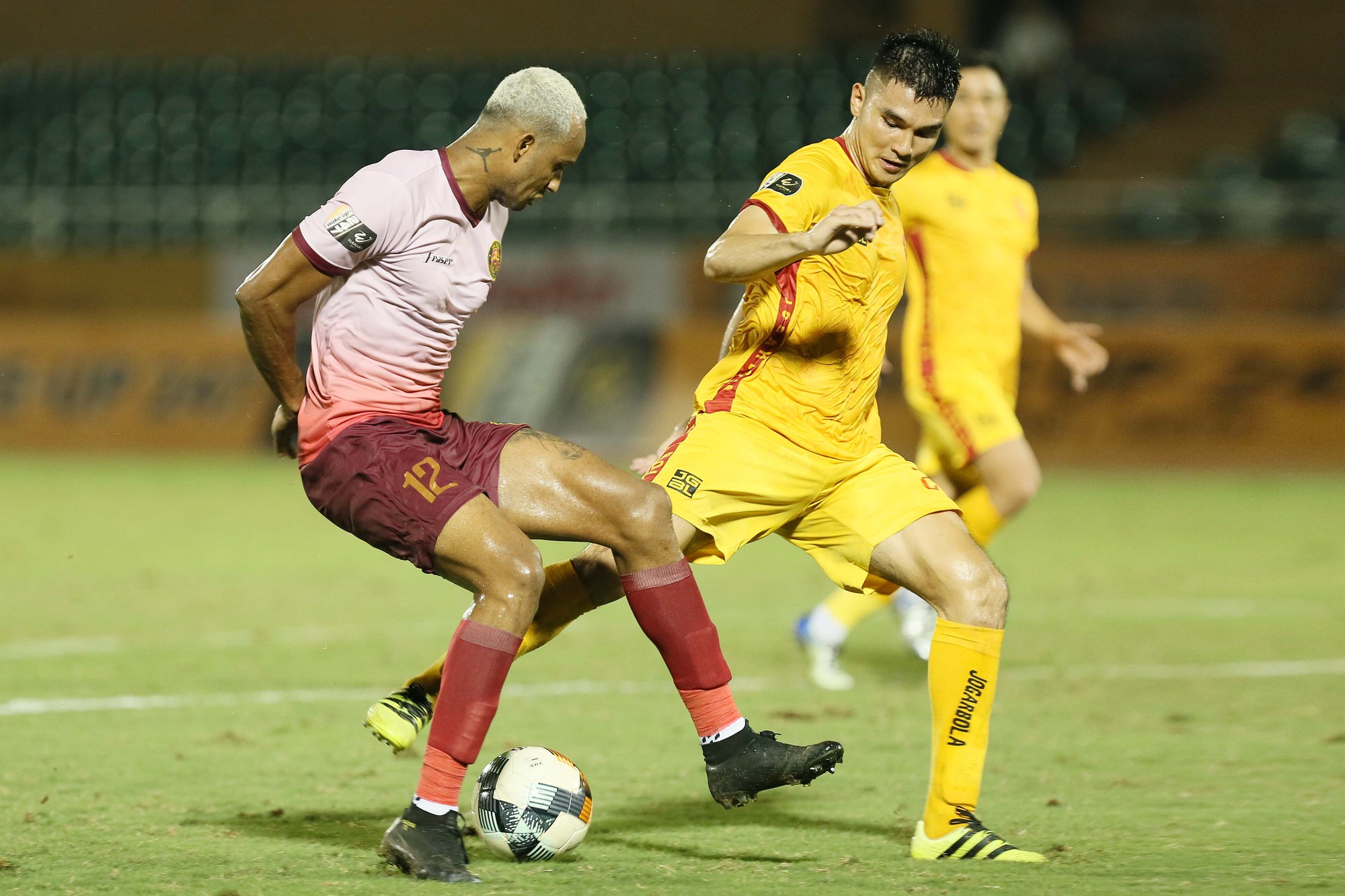 Cầu thủ Thanh Ho&aacute; kh&oacute;c nức nở sau trận thua S&agrave;i G&ograve;n FC - Ảnh 4.