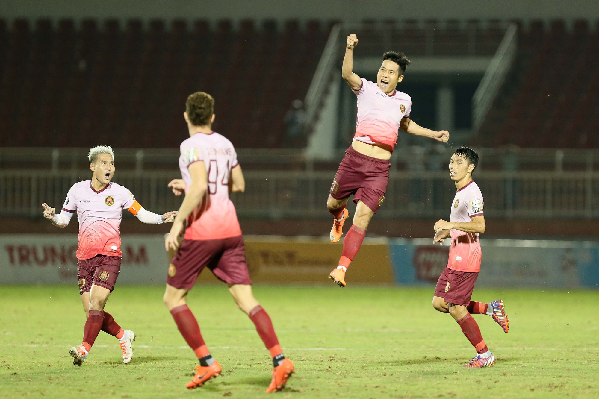Cầu thủ Thanh Ho&aacute; kh&oacute;c nức nở sau trận thua S&agrave;i G&ograve;n FC - Ảnh 3.