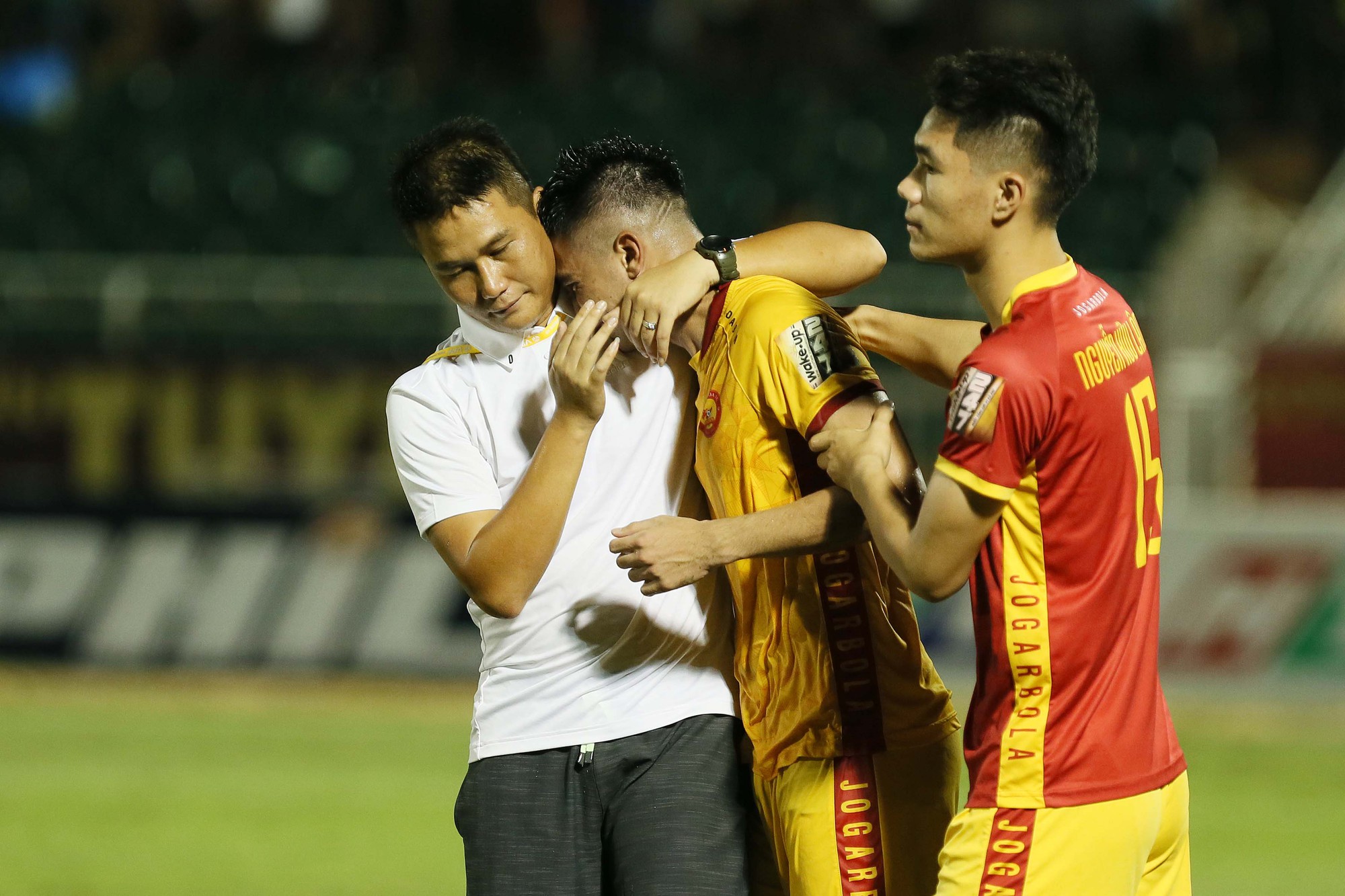 Cầu thủ Thanh Ho&aacute; kh&oacute;c nức nở sau trận thua S&agrave;i G&ograve;n FC - Ảnh 7.
