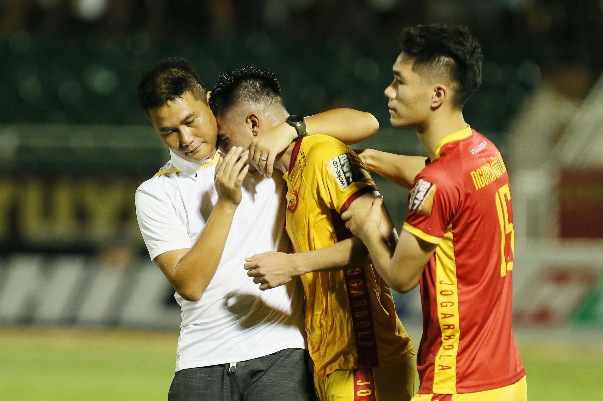 Cầu thủ Thanh Hoá khóc nức nở sau trận thua Sài Gòn FC