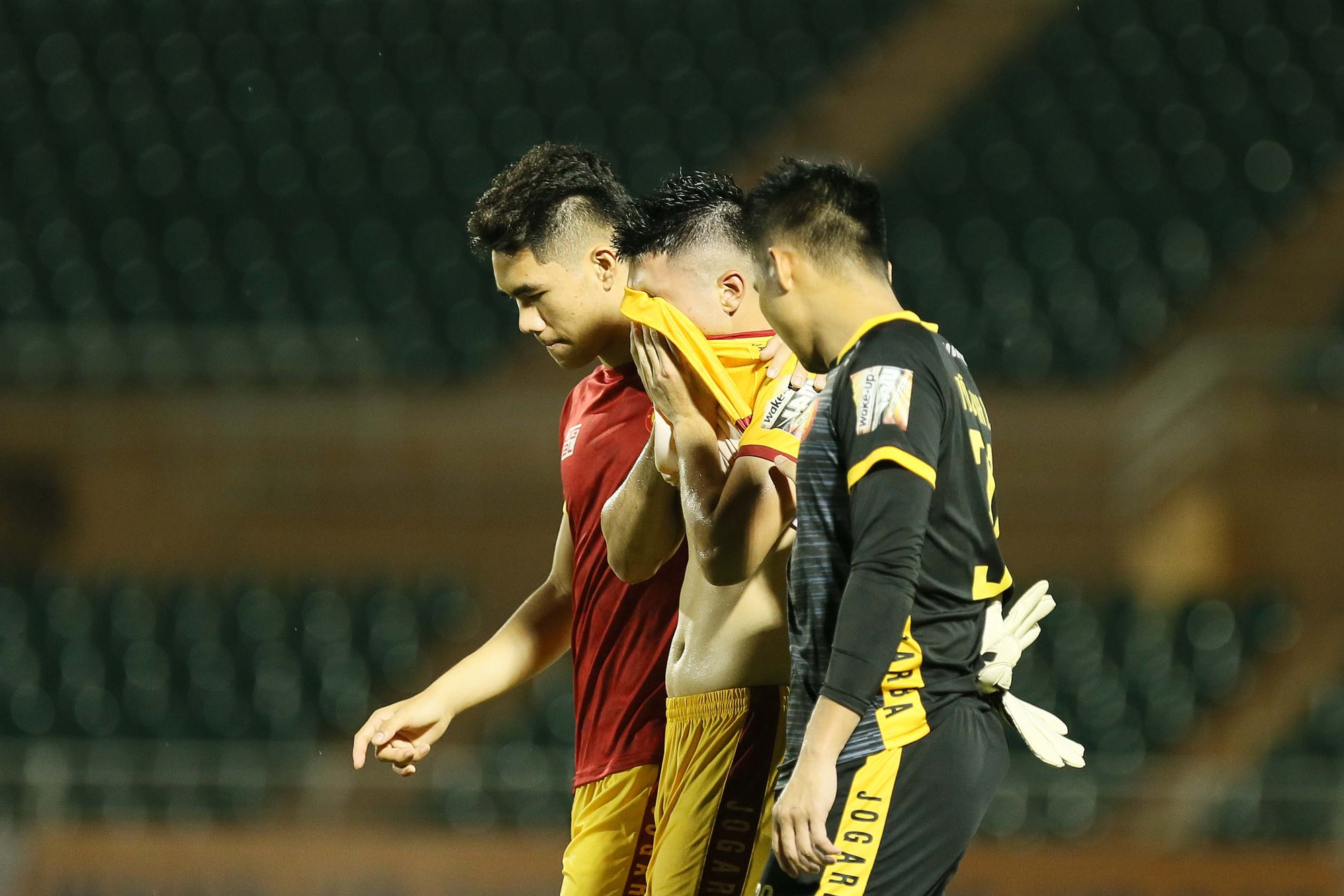 Cầu thủ Thanh Ho&aacute; kh&oacute;c nức nở sau trận thua S&agrave;i G&ograve;n FC - Ảnh 6.