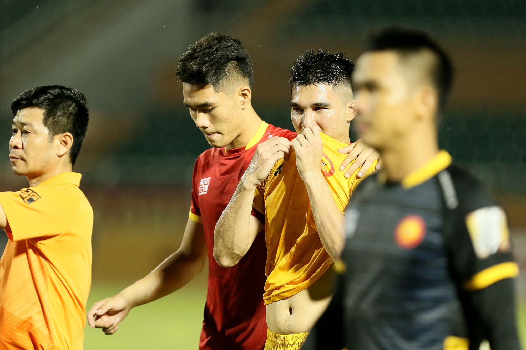 Cầu thủ Thanh Ho&aacute; kh&oacute;c nức nở sau trận thua S&agrave;i G&ograve;n FC - Ảnh 5.