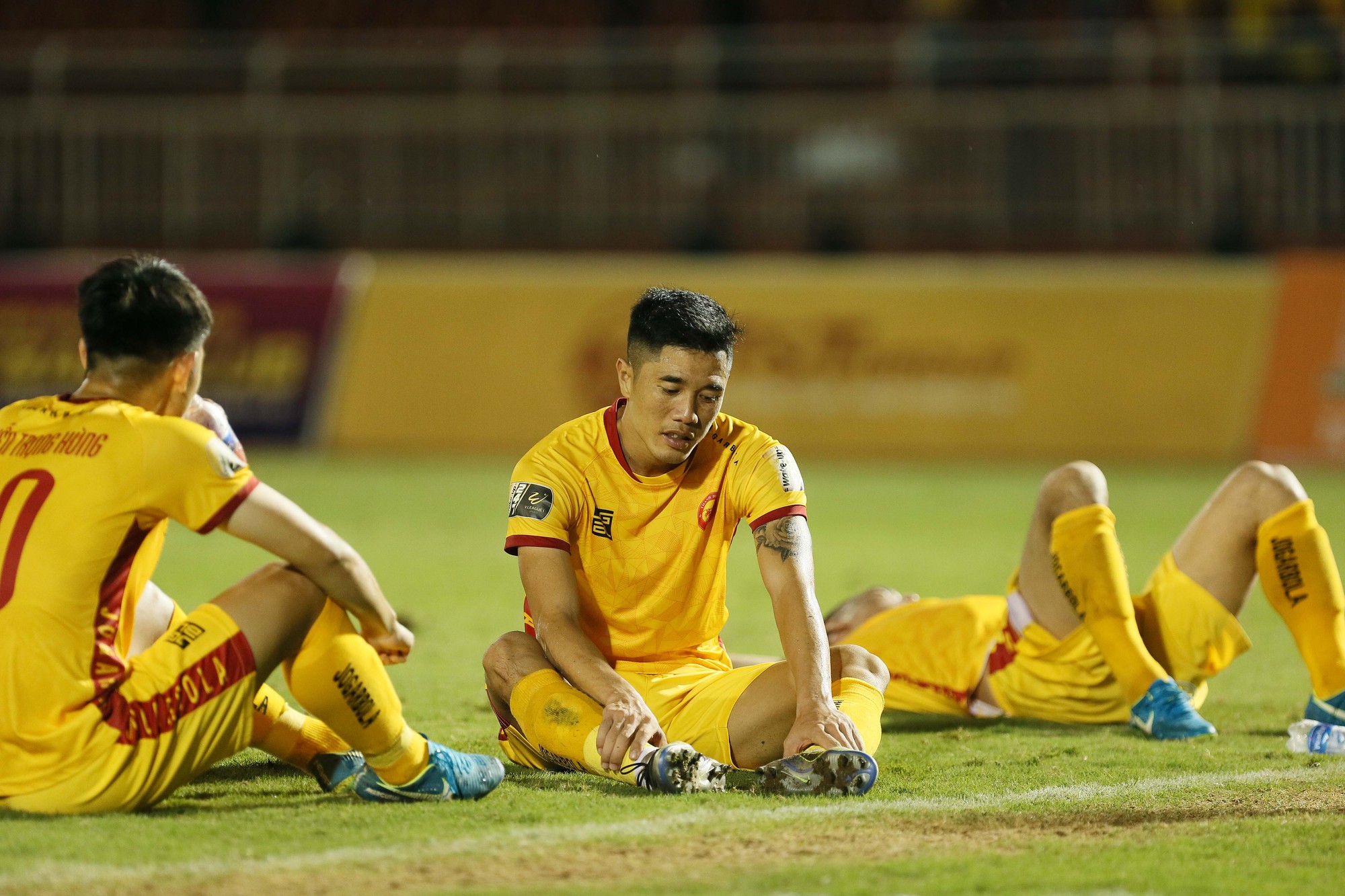 Cầu thủ Thanh Ho&aacute; kh&oacute;c nức nở sau trận thua S&agrave;i G&ograve;n FC - Ảnh 8.