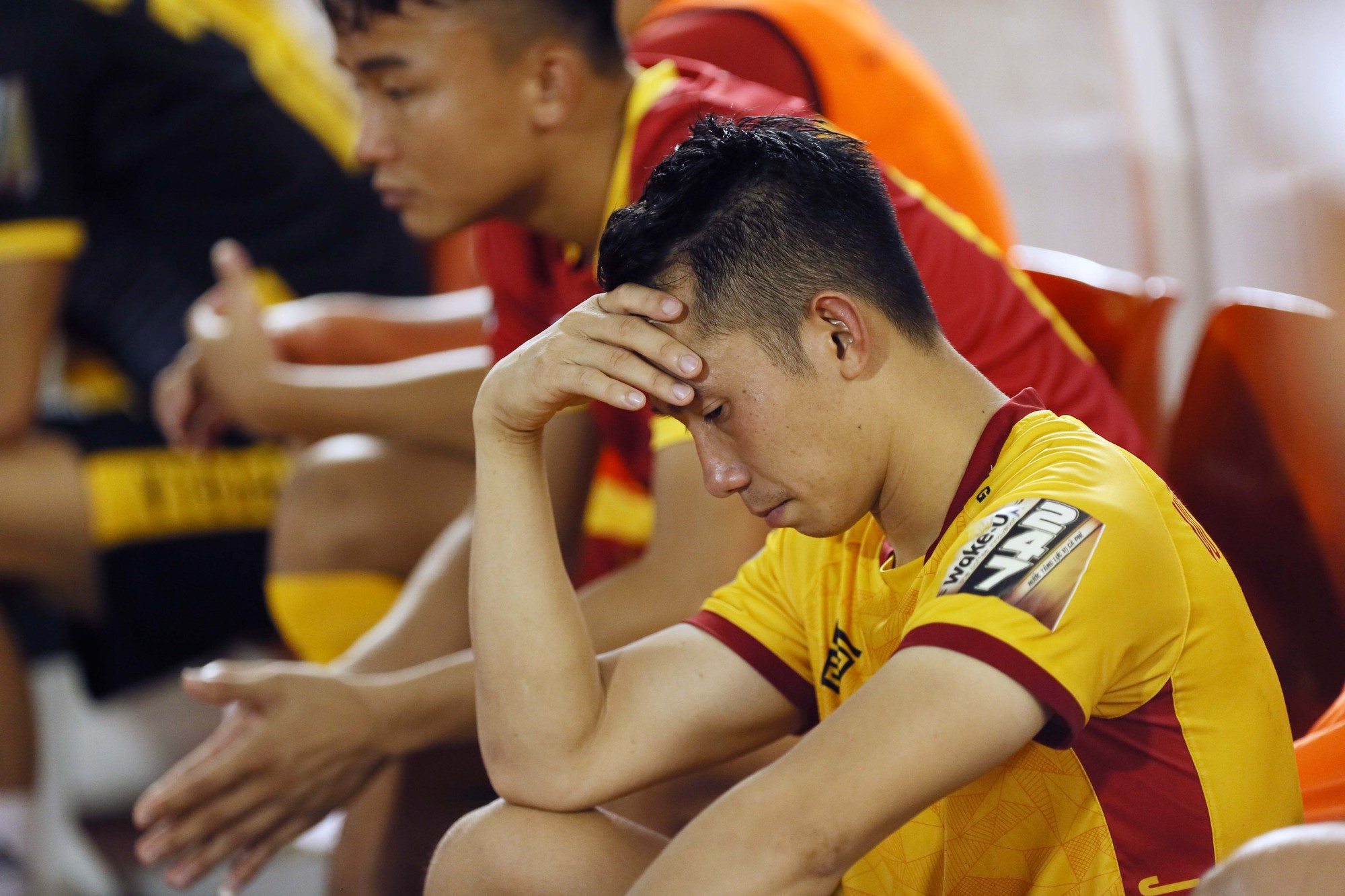 Cầu thủ Thanh Ho&aacute; kh&oacute;c nức nở sau trận thua S&agrave;i G&ograve;n FC - Ảnh 9.
