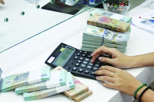 R&uacute;t tiền tỉ tiết kiệm gửi đại gia, c&aacute;i bẫy ẩn sau lời đường mật - Ảnh 1.
