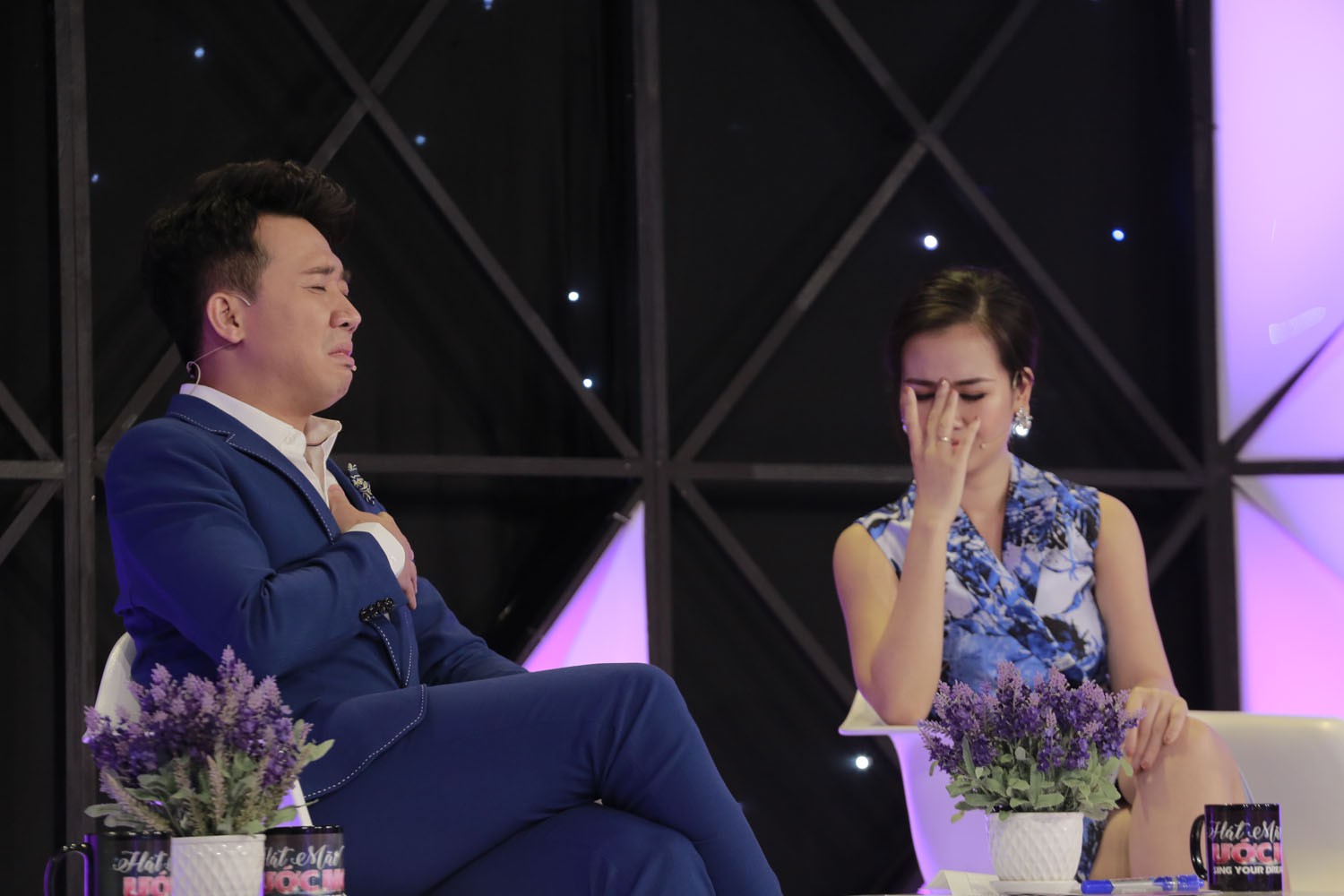 Trấn Th&agrave;nh v&aacute;c cả ba l&ocirc; tiền đến trường quay để l&agrave;m g&igrave;? - Ảnh 3.