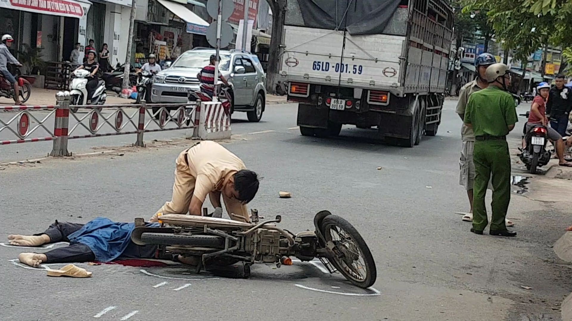 Tiền Giang: Va chạm xe tải, người điều khiển xe máy tử vong - Ảnh 1.