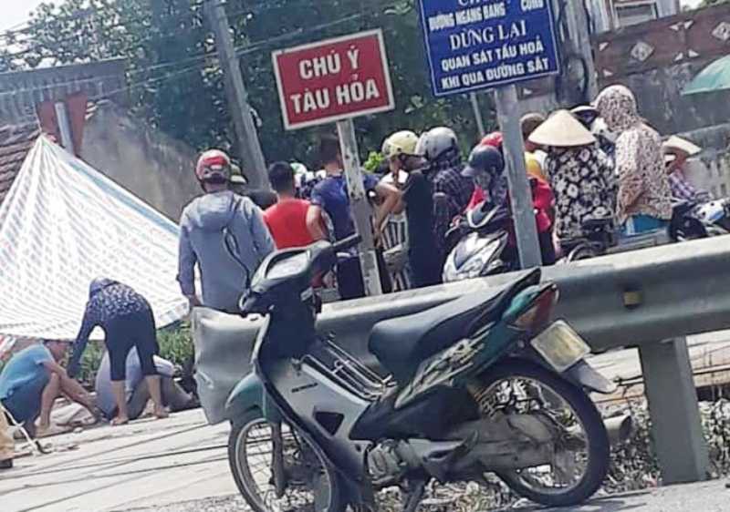 Tàu hỏa tông tử vong nữ y sĩ đi xe máy băng qua đường sắt