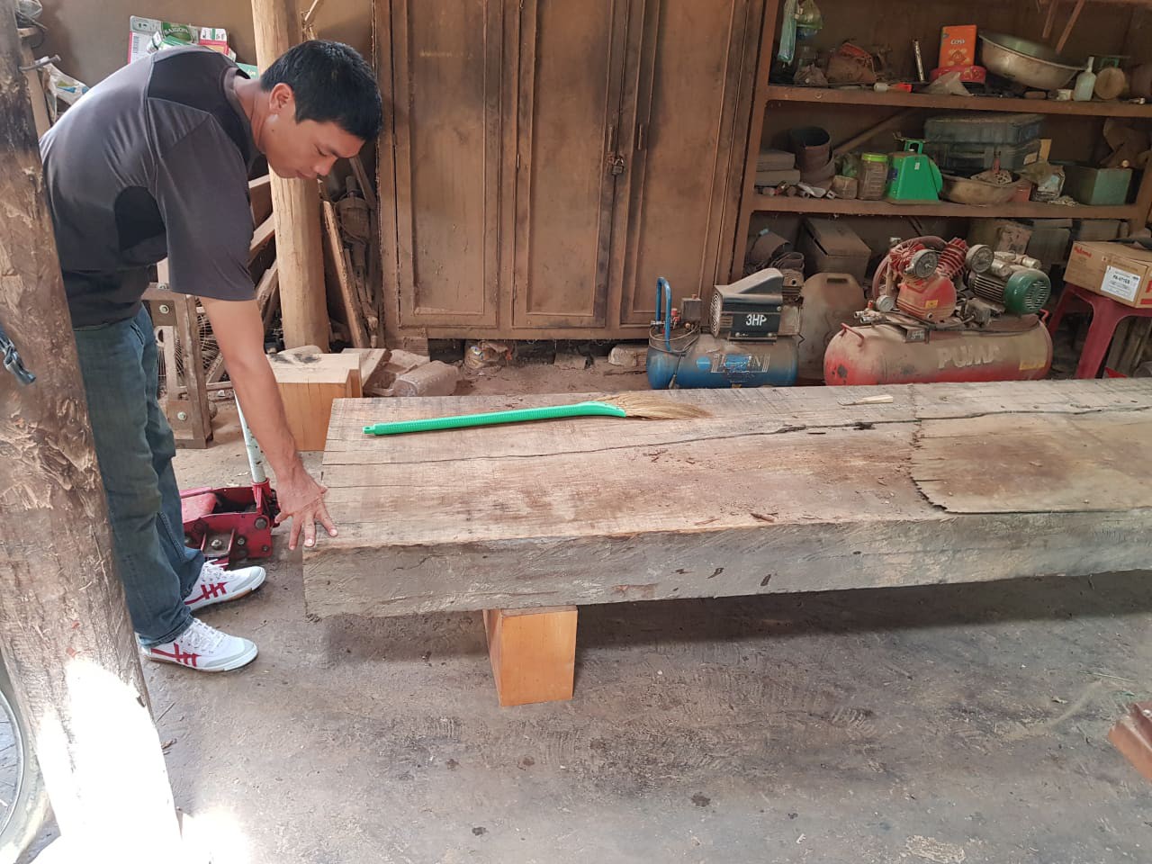 Điều công an khác địa bàn bắt gỗ lậu: Đột kích 5 điểm, thu thêm 230 m3 gỗ - Ảnh 8.