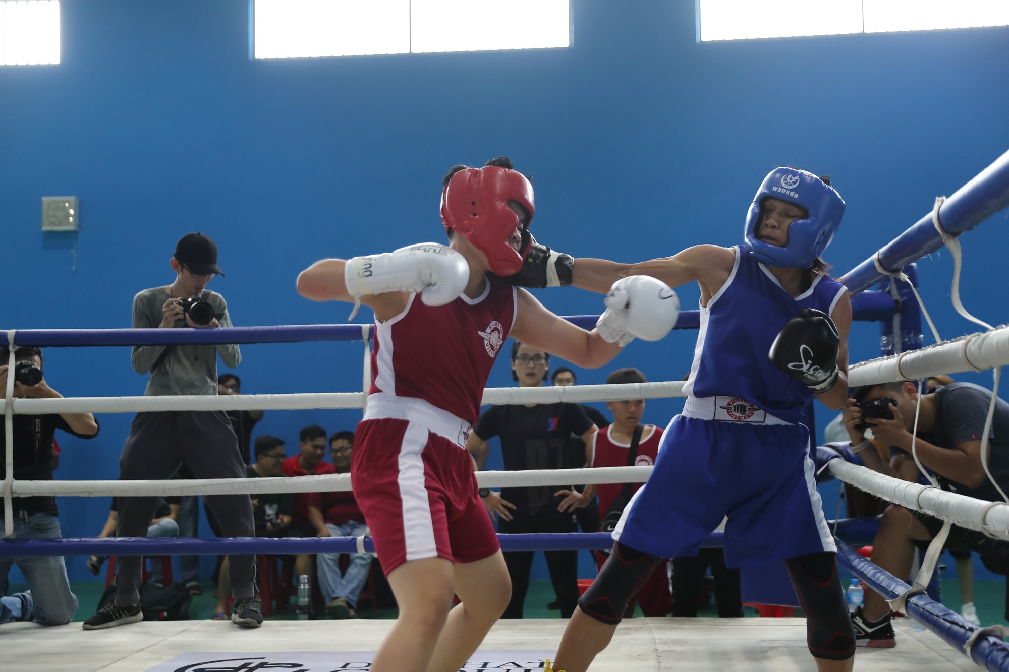 Nữ hoàng muay Việt Thanh Trúc đấu boxing giúp trẻ em nghèo