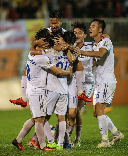 CLB TP HCM rút ngắn khoảng cách với Hà Nội FC, HAGL hy vọng trụ hạng - Ảnh 2.