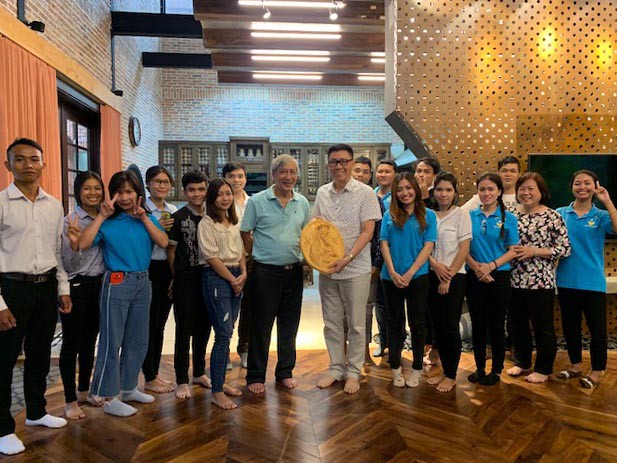 Làm từ thiện để tri ân khách hàng