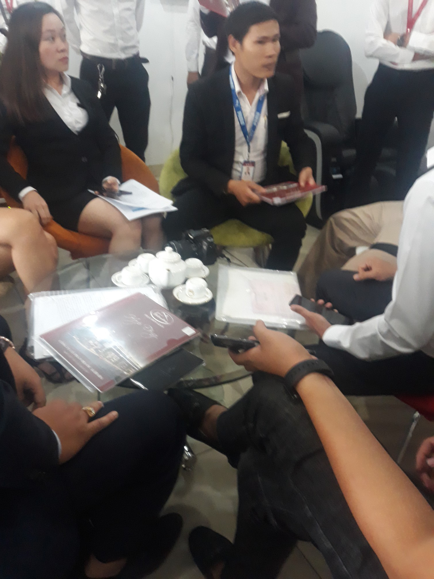 Khách hàng bắt đầu đến Công ty Alibaba đòi lại tiền - Ảnh 2.