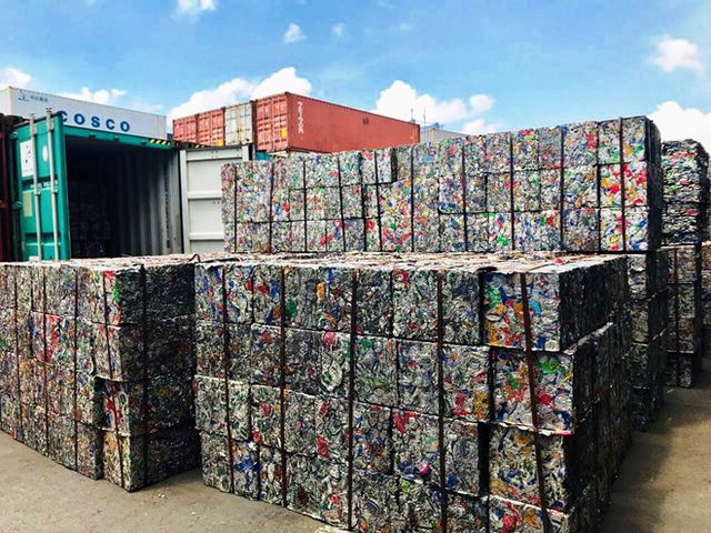 “Hô biến” 5 container phế liệu thành gốm đất nung