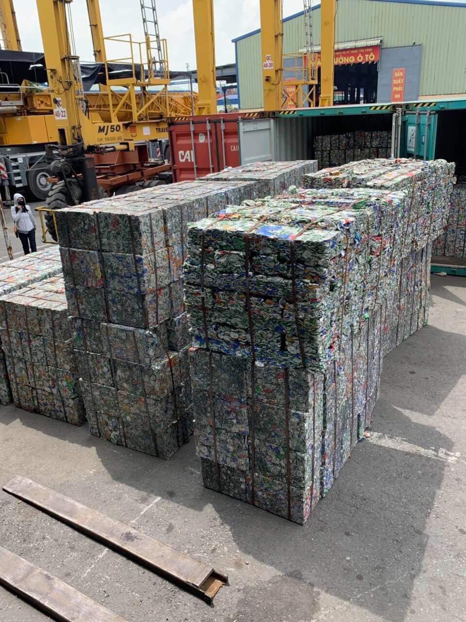 &ldquo;H&ocirc; biến&rdquo; 5 container phế liệu th&agrave;nh gốm đất nung - Ảnh 2.