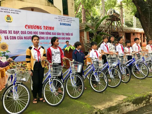 Bình Phước: Tặng quà cho con công nhân, học sinh dân tộc thiểu số