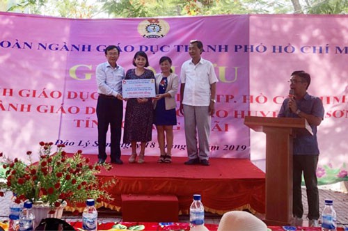 Thăm, tặng quà cho học sinh, giáo viên huyện đảo Lý Sơn, tỉnh Quảng Ngãi
