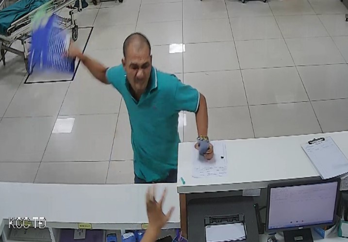 Bệnh nh&acirc;n say rượu lao v&agrave;o đ&aacute;nh điều dưỡng, đập ph&aacute; bệnh viện - Ảnh 2.