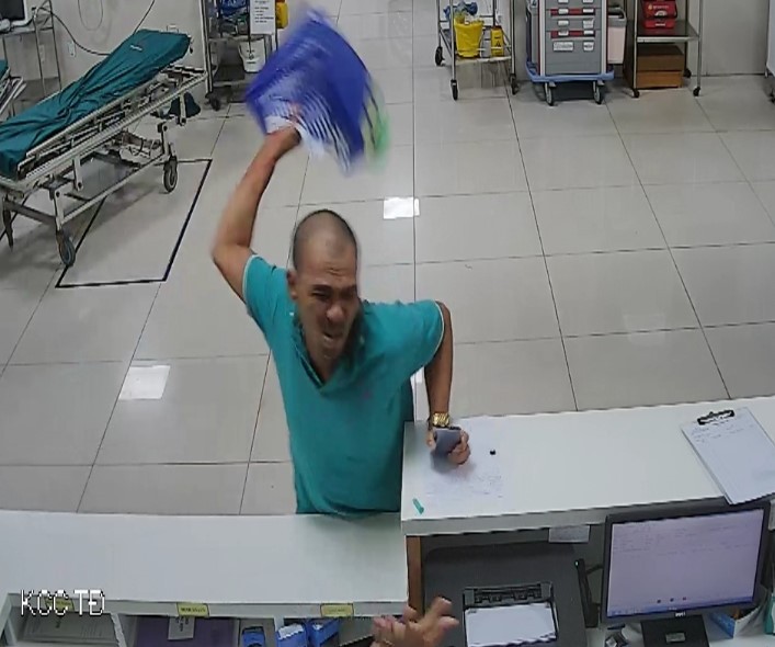 Bệnh nh&acirc;n say rượu lao v&agrave;o đ&aacute;nh điều dưỡng, đập ph&aacute; bệnh viện - Ảnh 3.