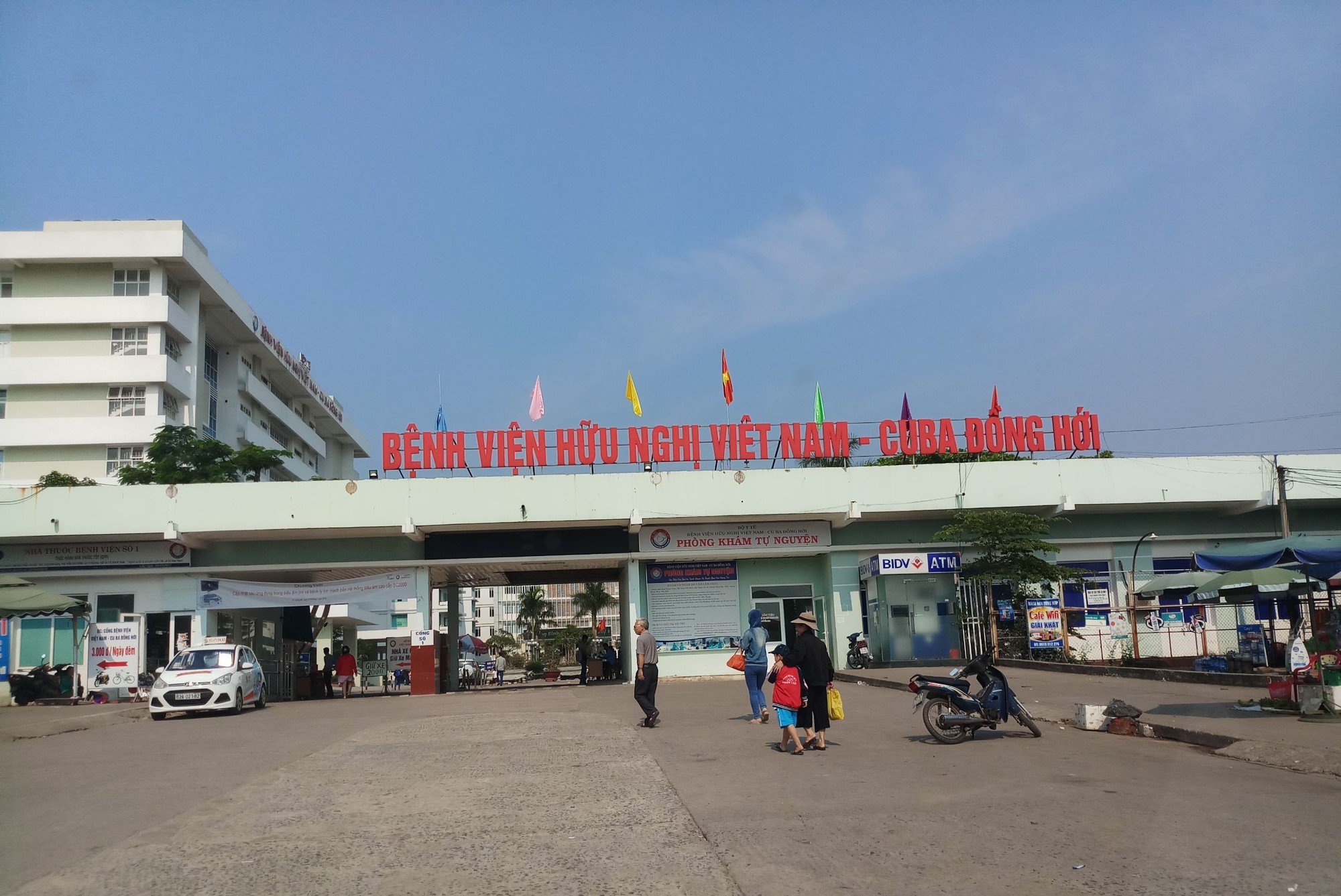 Bệnh nh&acirc;n say rượu lao v&agrave;o đ&aacute;nh điều dưỡng, đập ph&aacute; bệnh viện - Ảnh 4.