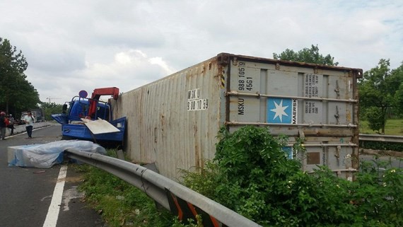 Thùng container "bay" - coi thường mạng người đến thế là cùng!