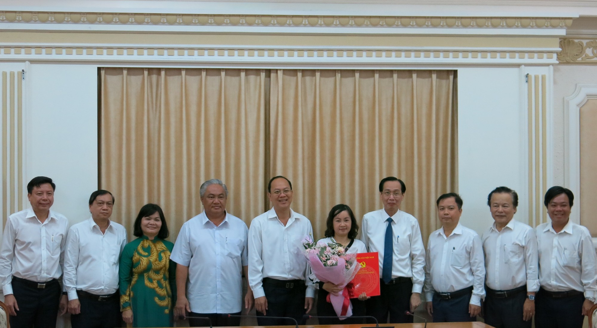 Ph&oacute; Chủ tịch Thường trực UBND TP HCM chủ tr&igrave; lễ trao quyết định nh&acirc;n sự - Ảnh 1.
