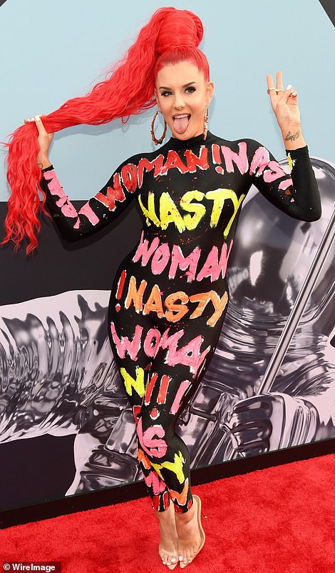 Những khoảnh khắc kh&oacute; đỡ tr&ecirc;n thảm đỏ VMAs 2019 - Ảnh 7.