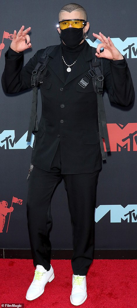 Những khoảnh khắc kh&oacute; đỡ tr&ecirc;n thảm đỏ VMAs 2019 - Ảnh 11.