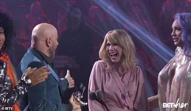 John Travolta nhầm Taylor Swift với nghệ sĩ giả gái - Ảnh 3.