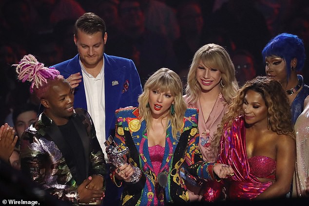 John Travolta nhầm Taylor Swift với nghệ sĩ giả gái - Ảnh 5.