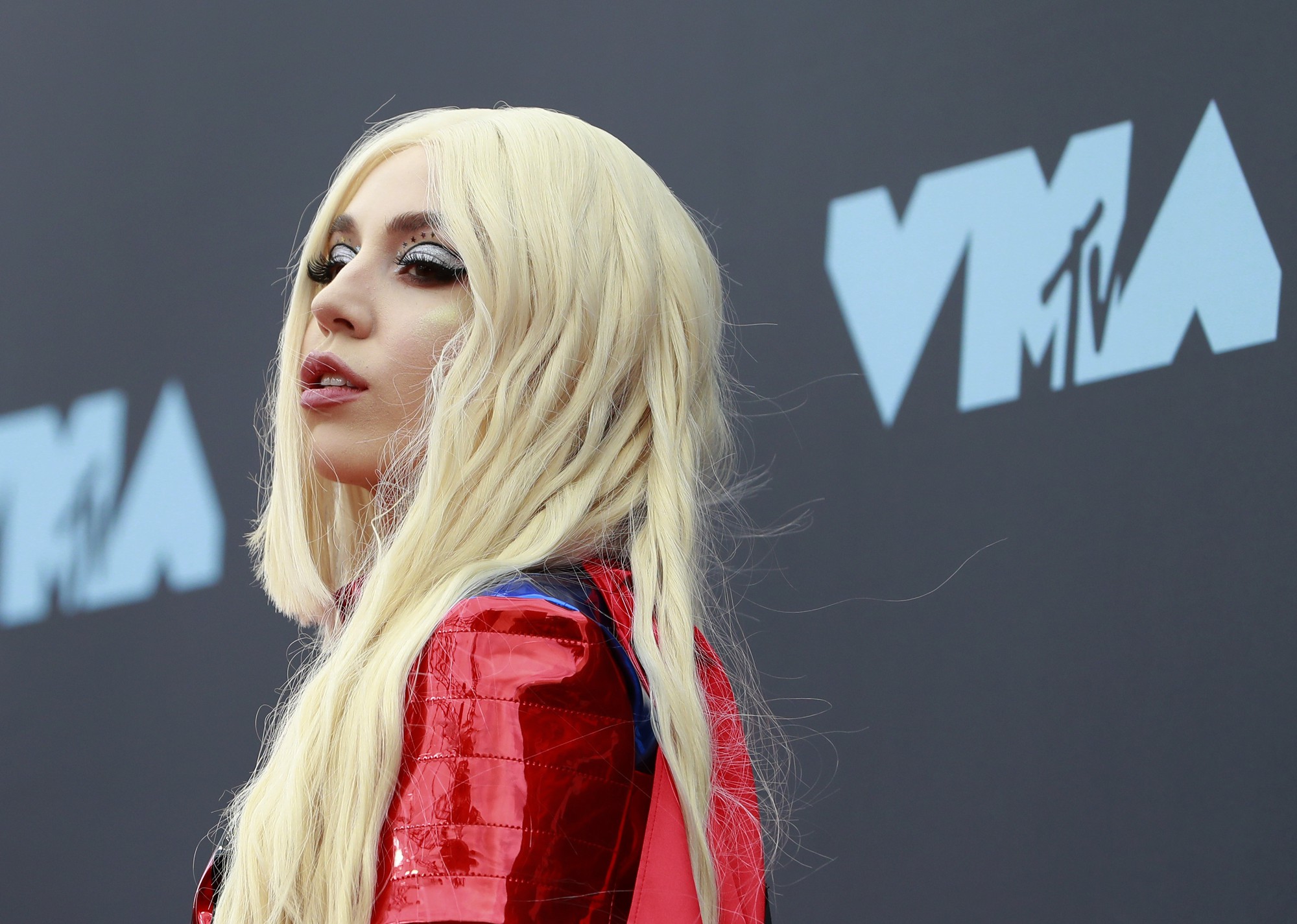 Những khoảnh khắc kh&oacute; đỡ tr&ecirc;n thảm đỏ VMAs 2019 - Ảnh 5.