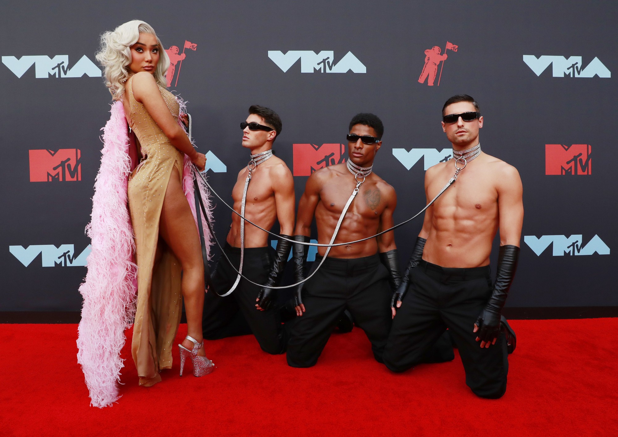 Những khoảnh khắc kh&oacute; đỡ tr&ecirc;n thảm đỏ VMAs 2019 - Ảnh 3.