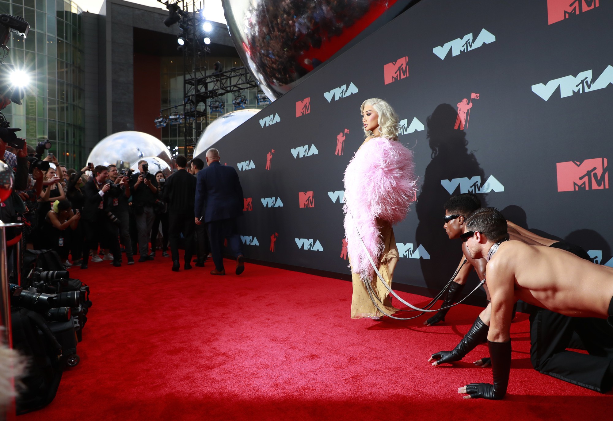 Những khoảnh khắc kh&oacute; đỡ tr&ecirc;n thảm đỏ VMAs 2019 - Ảnh 1.