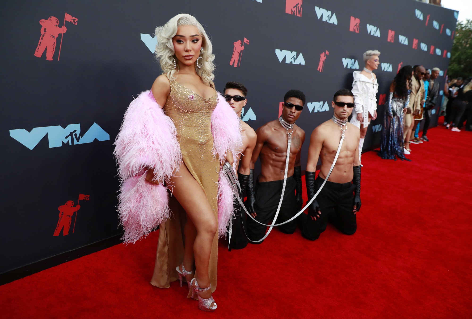 Những khoảnh khắc "khó đỡ" trên thảm đỏ VMAs 2019
