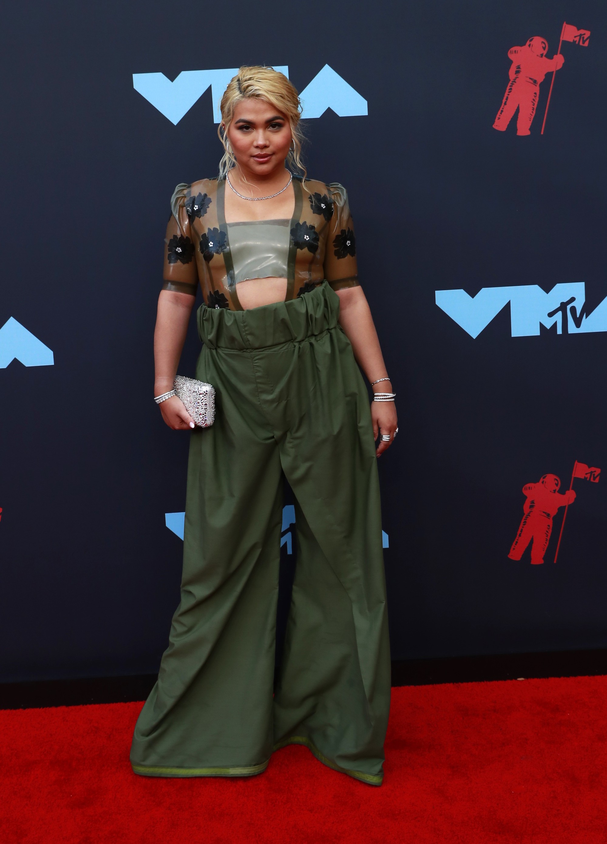 Những khoảnh khắc kh&oacute; đỡ tr&ecirc;n thảm đỏ VMAs 2019 - Ảnh 12.