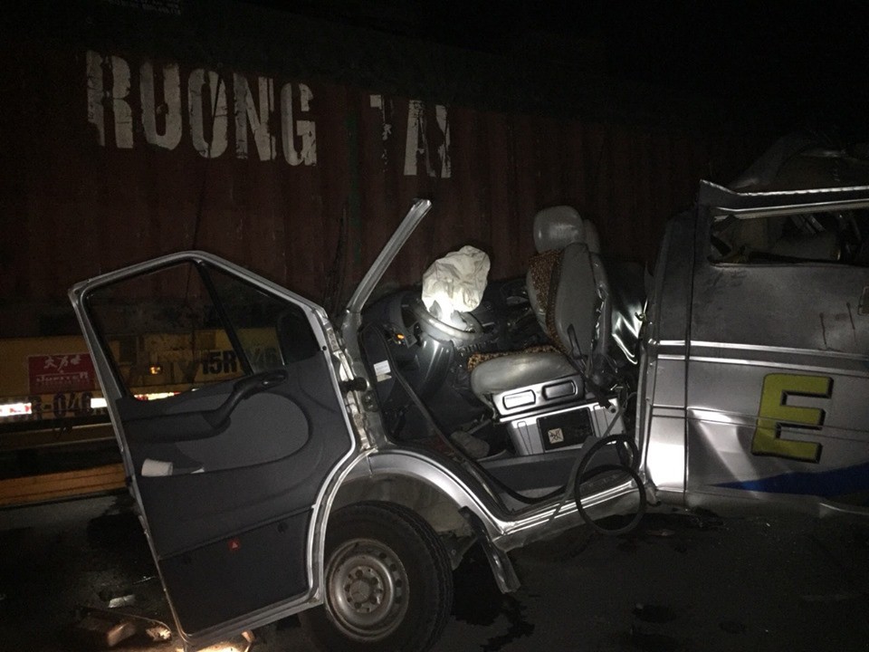Xe kh&aacute;ch t&ocirc;ng xe container gặp sự cố, 16 người bị thương - Ảnh 1.