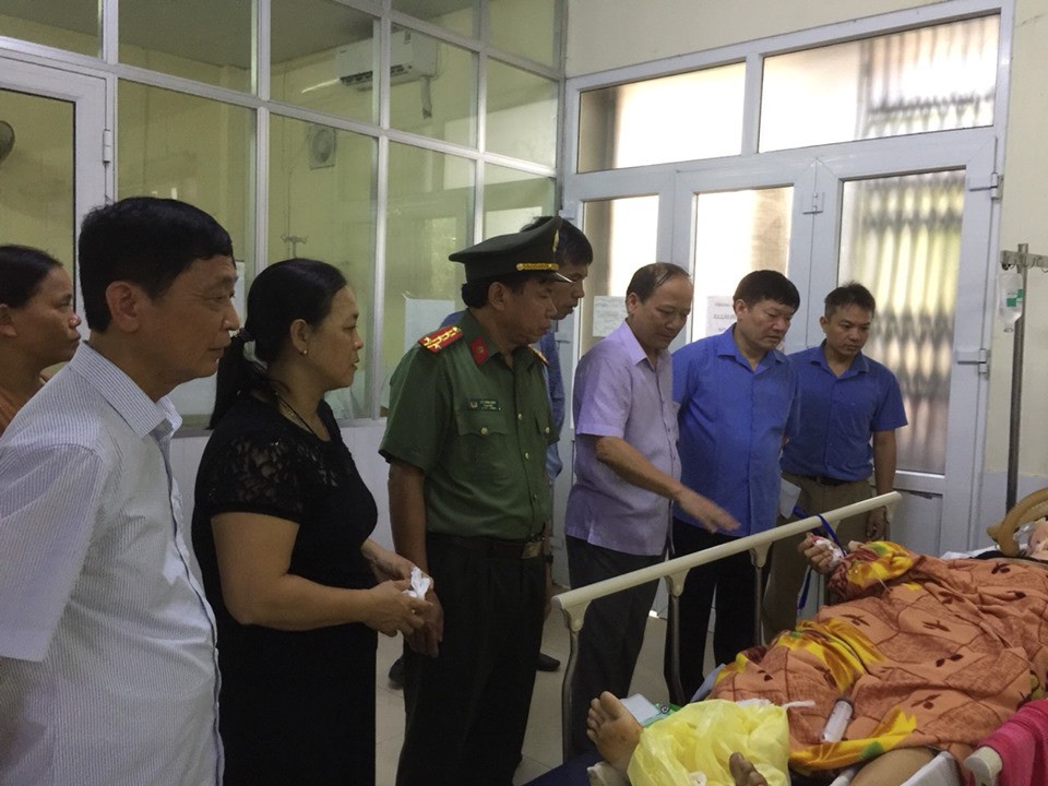 Xe kh&aacute;ch t&ocirc;ng xe container gặp sự cố, 16 người bị thương - Ảnh 3.
