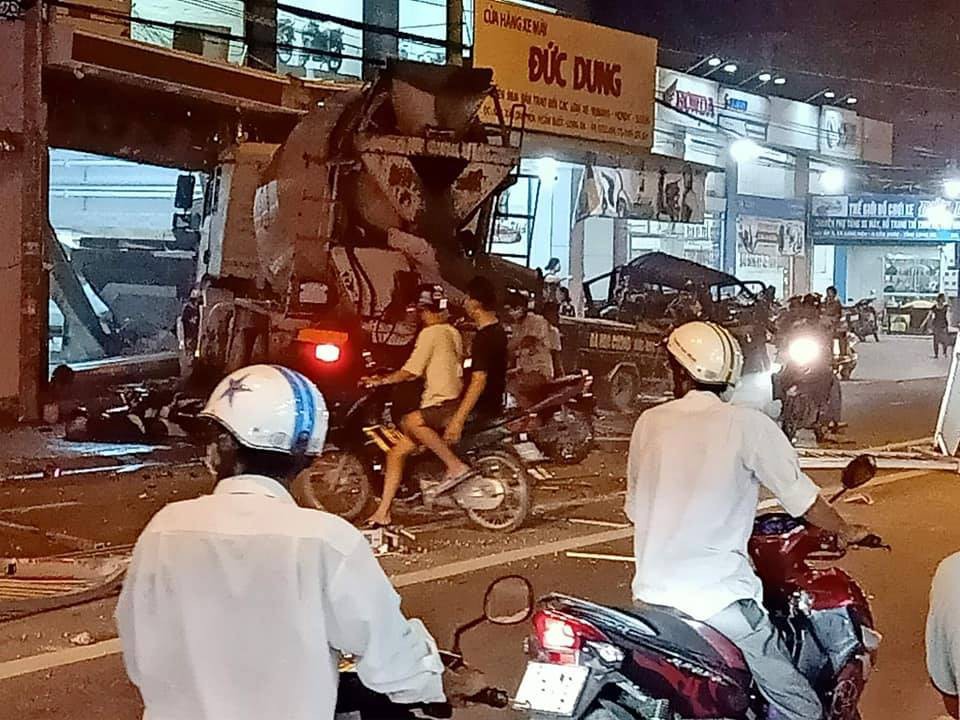 Tông trực diện ôtô làm 2 người tử vong, tài xế xe bồn rời khỏi hiện trường - Ảnh 1.