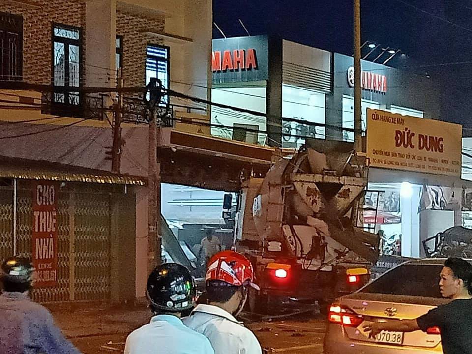 Tông trực diện ôtô làm 2 người tử vong, tài xế xe bồn rời khỏi hiện trường