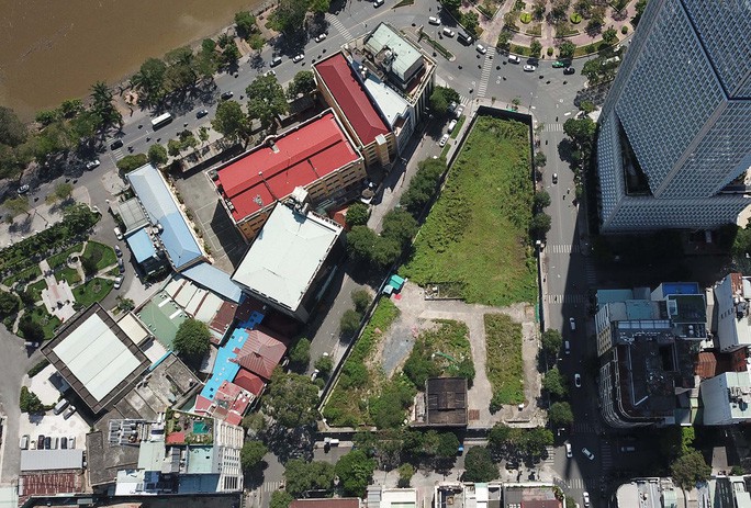 Khởi tố nguyên phó giám đốc Sở Kế hoạch - Đầu tư TP HCM liên quan lô đất vàng ở quận 1 - Ảnh 2.
