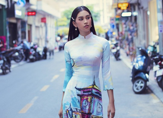 Hoa hậu Tiểu Vy "lên hương" sau 1 năm đăng quang