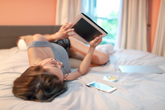 Người y&ecirc;u lớn tuổi chỉ nhăm nhăm đ&ograve;i hỏi sex - Ảnh 1.