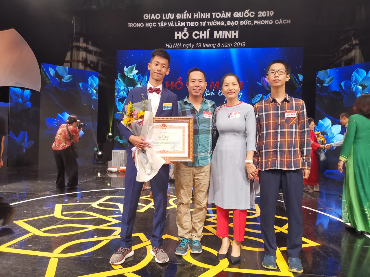 DI CHÚC BÁC SÁNG LÒNG TA (*): "Cậu bé vàng" học tinh thần vượt khó