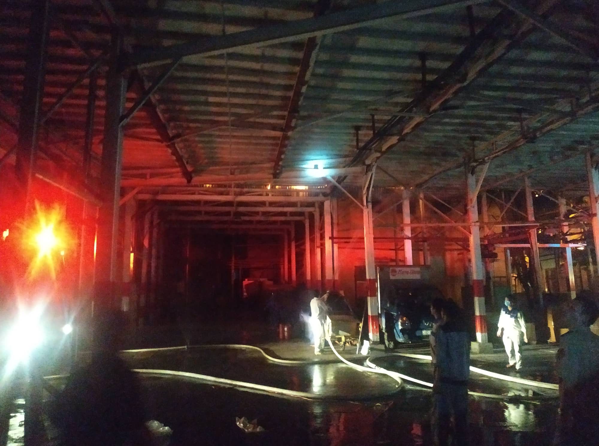 Ch&aacute;y tại C&ocirc;ng ty Rạng Đ&ocirc;ng: 10 nh&agrave; d&acirc;n bị vạ l&acirc;y - Ảnh 11.